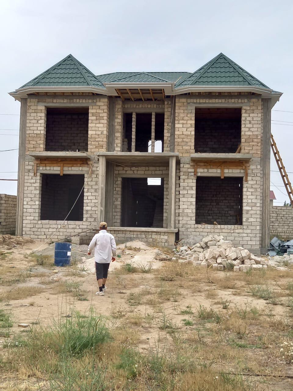 Old Mid-Century Modern House Exterior