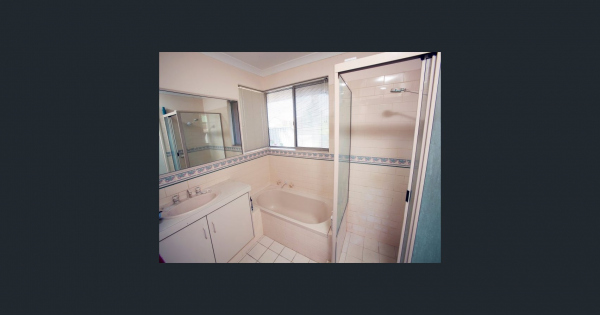 Old Mid-Century Modern Bathroom